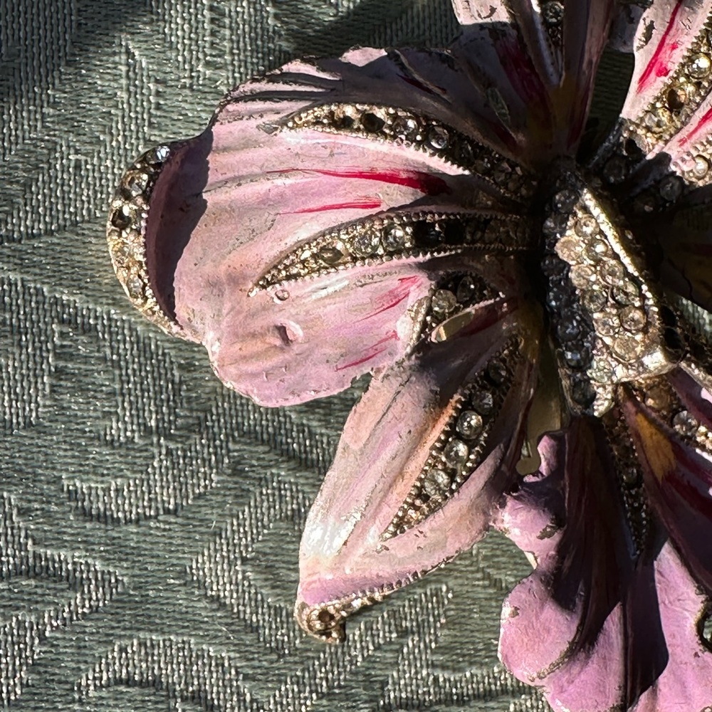 Pink-purple 1940's style Pot Metal Enamel Orchid Floral Rhinestone Dress Clip - Picture 6 of 6